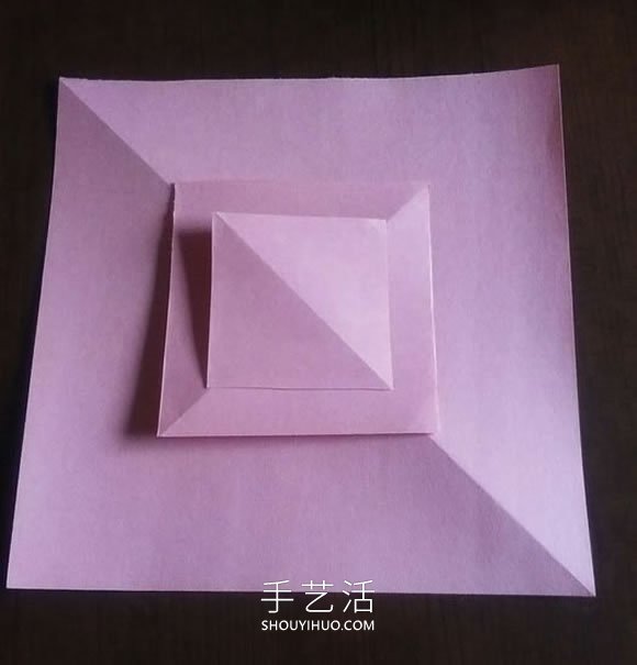 可以组合出复杂款！简单平面玫瑰花的折纸教程 -  www.shouyihuo.com