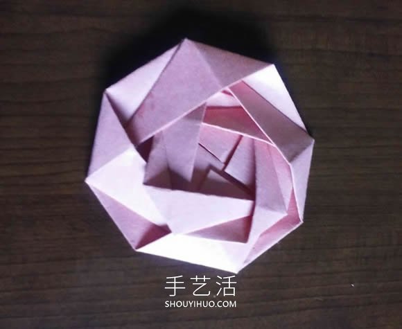 可以组合出复杂款！简单平面玫瑰花的折纸教程 -  www.shouyihuo.com