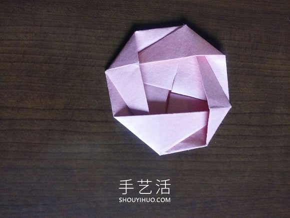 可以组合出复杂款！简单平面玫瑰花的折纸教程 -  www.shouyihuo.com