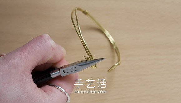 好看不夸张！自制铜线手镯的方法教程 -  www.shouyihuo.com