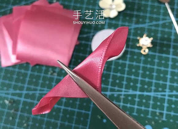 自制花朵形状的胸针 会用缎带做花瓣就不难！ -  www.shouyihuo.com