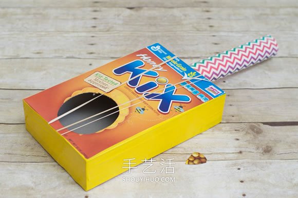 纸盒废物利用小制作 自制儿童吉他的方法教程 -  www.shouyihuo.com