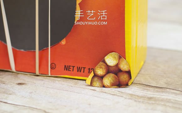 纸盒废物利用小制作 自制儿童吉他的方法教程 -  www.shouyihuo.com