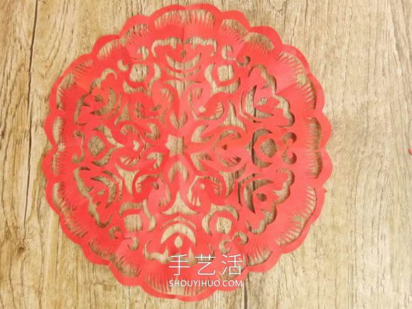 中国传统新年团花的剪纸方法步骤图解 -  www.shouyihuo.com