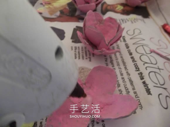 鸡蛋保护托废物利用 手工制作花朵的做法 -  www.shouyihuo.com