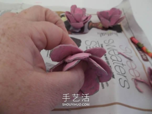 鸡蛋保护托废物利用 手工制作花朵的做法 -  www.shouyihuo.com