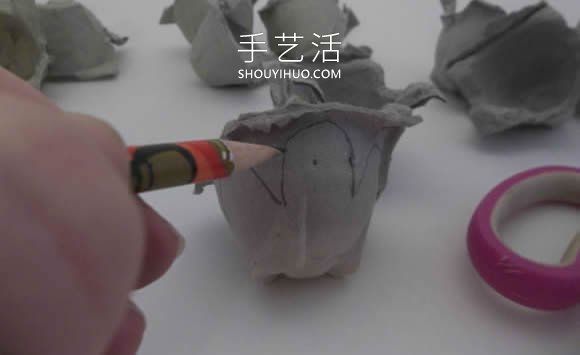 鸡蛋保护托废物利用 手工制作花朵的做法 -  www.shouyihuo.com
