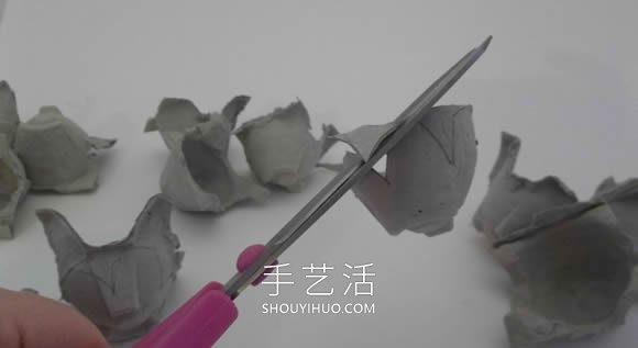 鸡蛋保护托废物利用 手工制作花朵的做法 -  www.shouyihuo.com