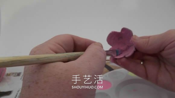 鸡蛋保护托废物利用 手工制作花朵的做法 -  www.shouyihuo.com