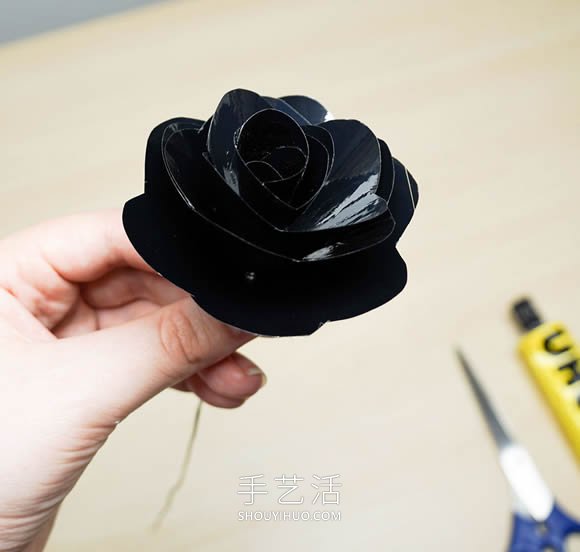 VHS磁带手工制作漂亮玫瑰花的做法图解教程 -  www.shouyihuo.com