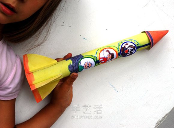 保鲜膜筒手工制作六一儿童节火箭玩具 -  www.shouyihuo.com