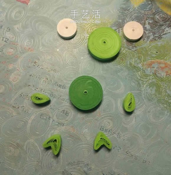 简单的衍纸绿色小青蛙手工制作教程 -  www.shouyihuo.com
