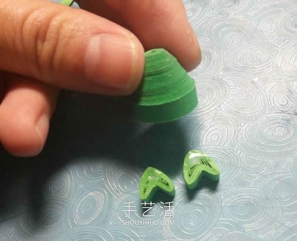 简单的衍纸绿色小青蛙手工制作教程 -  www.shouyihuo.com