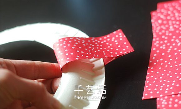 自制圣诞花环的方法 简单漂亮的幼儿园手工 -  www.shouyihuo.com