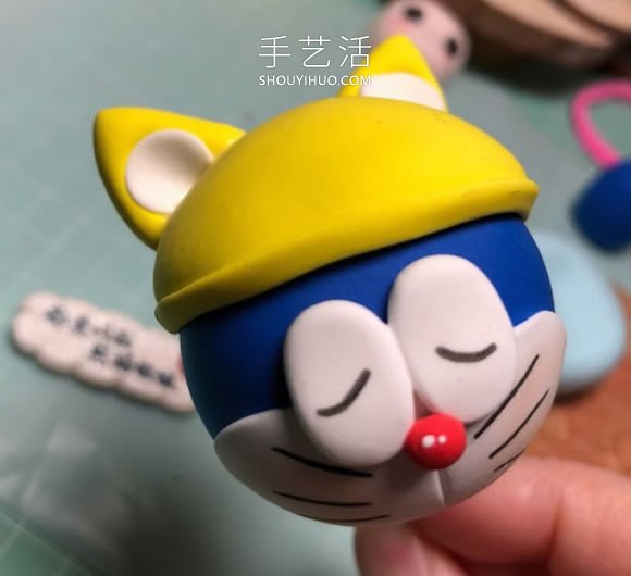 超轻粘土手工制作睡觉的哆啦A梦的做法图解 -  www.shouyihuo.com