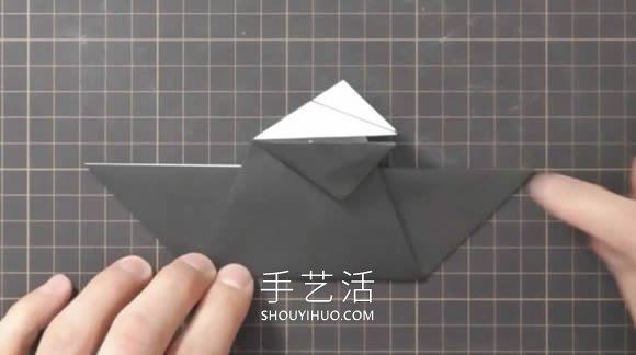 折纸嘴巴会动的乌鸦的折法视频教程 -  www.shouyihuo.com