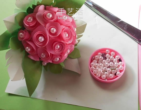 简单自制纸玫瑰花球的方法图解教程 -  www.shouyihuo.com