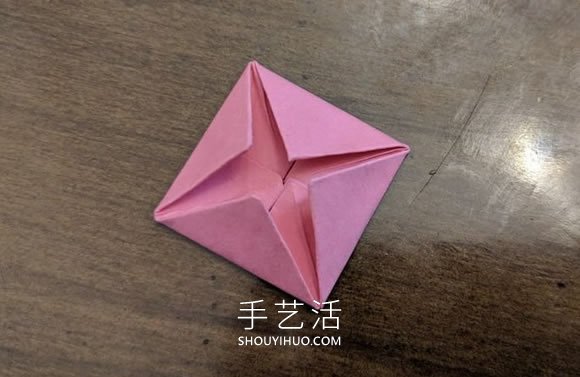 手工折纸扁平玫瑰花和叶子的折法图解 -  www.shouyihuo.com