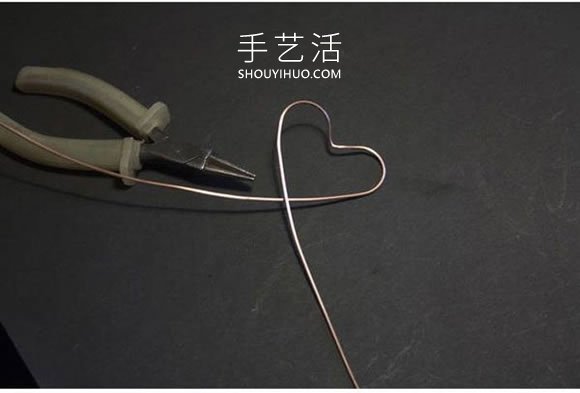 铜线手工制作爱心钥匙吊坠的做法教程 -  www.shouyihuo.com