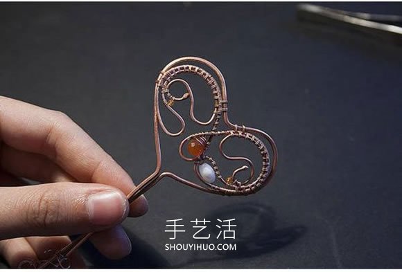 铜线手工制作爱心钥匙吊坠的做法教程 -  www.shouyihuo.com