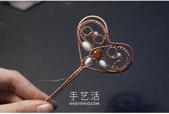 铜线手工制作爱心钥匙吊坠的做法教程 -  www.shouyihuo.com