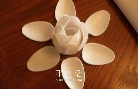自制一次性勺子莲花的方法图解教程 -  www.shouyihuo.com