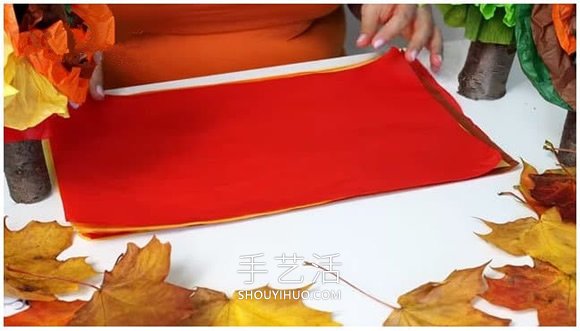 幼儿用皱纹纸手工制作秋天大树的做法教程 -  www.shouyihuo.com