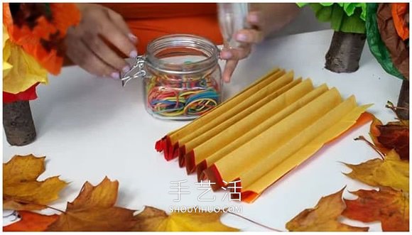幼儿用皱纹纸手工制作秋天大树的做法教程 -  www.shouyihuo.com
