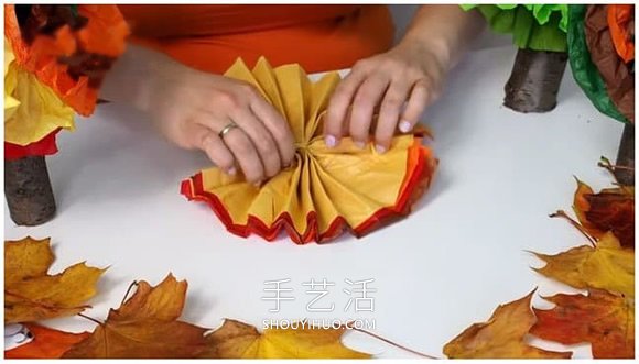 幼儿用皱纹纸手工制作秋天大树的做法教程 -  www.shouyihuo.com
