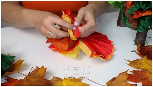 幼儿用皱纹纸手工制作秋天大树的做法教程 -  www.shouyihuo.com