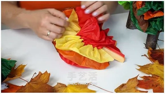 幼儿用皱纹纸手工制作秋天大树的做法教程 -  www.shouyihuo.com