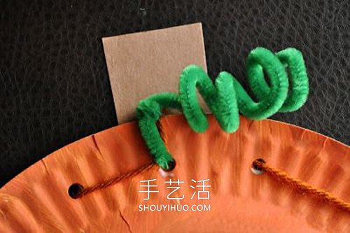 幼儿手工制作万圣节纸盘南瓜灯笼的做法教程 -  www.shouyihuo.com