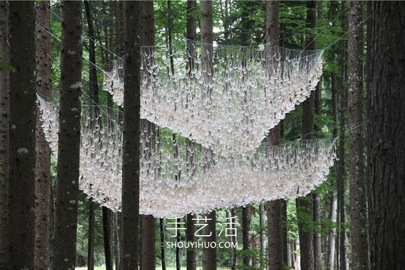 5000塑胶水滴DIY宛如绝美水晶吊灯的装置艺术 -  www.shouyihuo.com