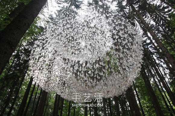 5000塑胶水滴DIY宛如绝美水晶吊灯的装置艺术 -  www.shouyihuo.com