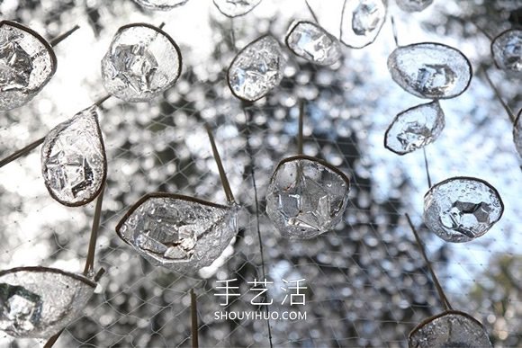 5000塑胶水滴DIY宛如绝美水晶吊灯的装置艺术 -  www.shouyihuo.com