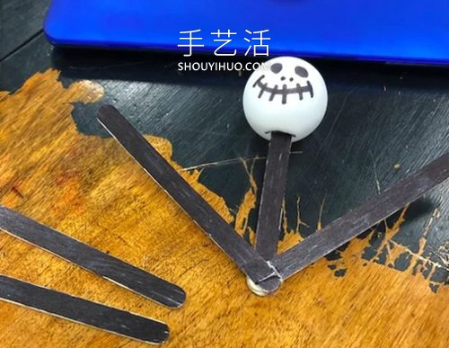 自制万圣节骷髅小人挂饰的方法图解教程 -  www.shouyihuo.com