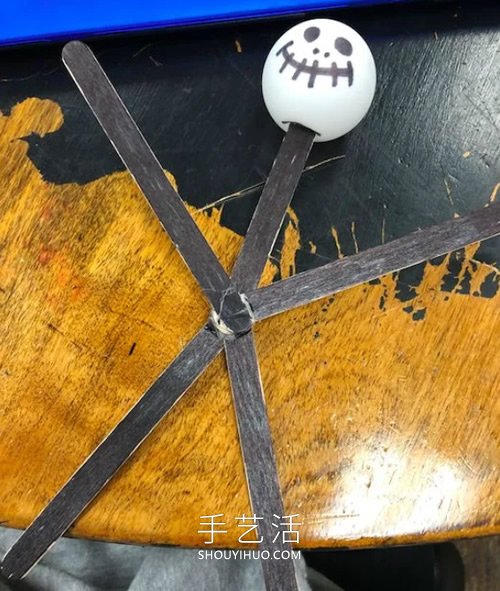 自制万圣节骷髅小人挂饰的方法图解教程 -  www.shouyihuo.com