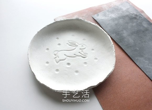 自制粘土小饰品盘的方法图解教程 -  www.shouyihuo.com