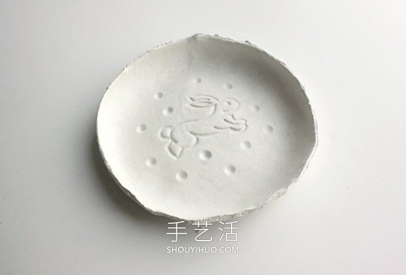 自制粘土小饰品盘的方法图解教程 -  www.shouyihuo.com