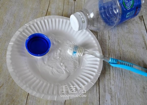 幼儿园用瓶盖简单画冬天雪人的做法教程 -  www.shouyihuo.com