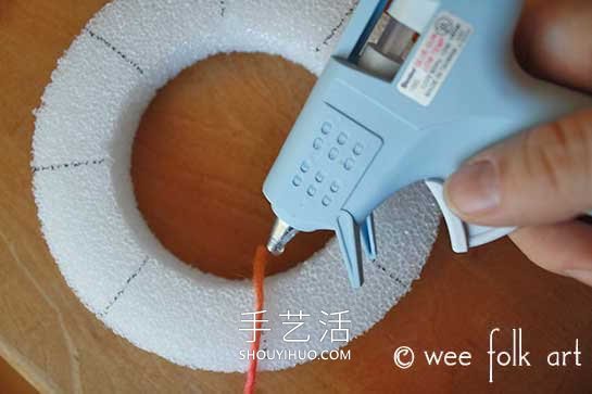 海绵上缠绕纱线 制作漂亮节日装饰烛台！ -  www.shouyihuo.com