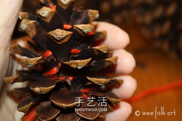 松果上缠绕纱线 超简单秋天装饰品的制作方法 -  www.shouyihuo.com