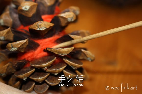 松果上缠绕纱线 超简单秋天装饰品的制作方法 -  www.shouyihuo.com