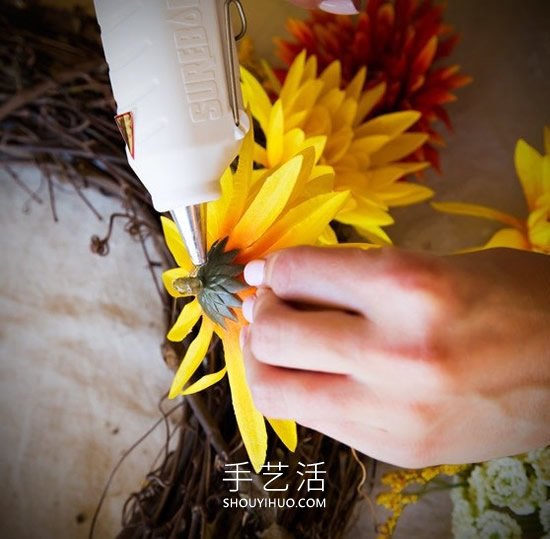 藤条手工制作秋季假花花环的做法教程 -  www.shouyihuo.com