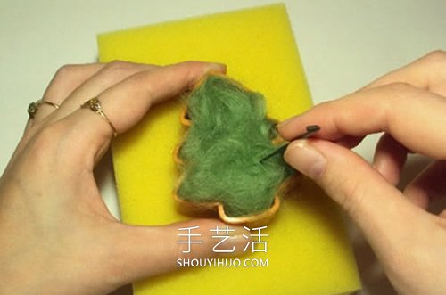 羊毛毡圣诞树挂饰的制作方法图解 -  www.shouyihuo.com