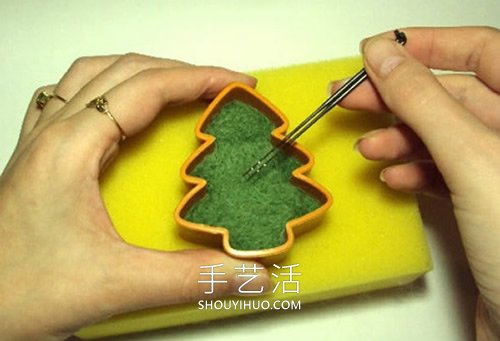 羊毛毡圣诞树挂饰的制作方法图解 -  www.shouyihuo.com