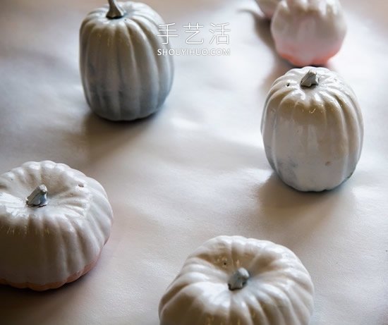 喷漆制作金色和银色南瓜装饰品的做法教程 -  www.shouyihuo.com