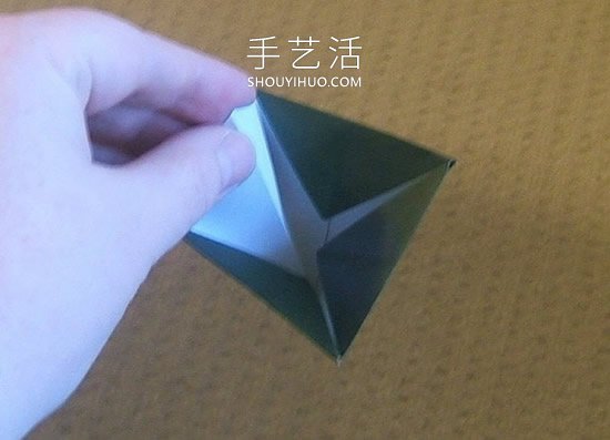 简单折纸立体圣诞树的折法详细步骤图 -  www.shouyihuo.com