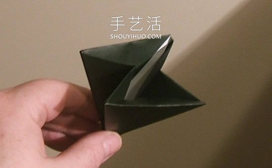 简单折纸立体圣诞树的折法详细步骤图 -  www.shouyihuo.com