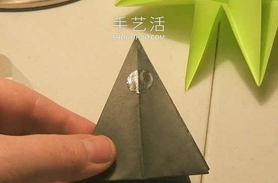 简单折纸立体圣诞树的折法详细步骤图 -  www.shouyihuo.com
